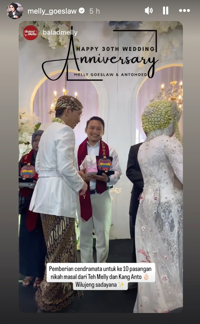 Di acara tersebut Melly dan Anto juga terlihat memberikan kenang-kenangan untuk para pasangan nikah massal yang digagas oleh Melly. Foto: Instagram/@melly_goeslaw