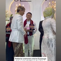 Di acara tersebut Melly dan Anto juga terlihat memberikan kenang-kenangan untuk para pasangan nikah massal yang digagas oleh Melly. Foto: Instagram/@melly_goeslaw