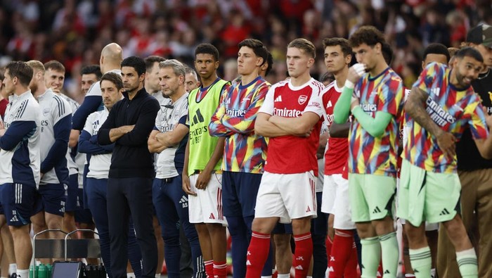 Soccer Football - Friendly - Arsenal v Villarreal - Emirates Stadium, London, Britain - August 6, 2025 Arsenal manager Mikel Arteta, players and staff look on during the penalty shoot-out Action Images via Reuters/Peter Cziborra