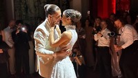 Pengantin baru Millane Fernandez dan Max Kordek berdansa romantis saat resepsi pernikahan. Foto: dok. Instagram Story @lunamaya