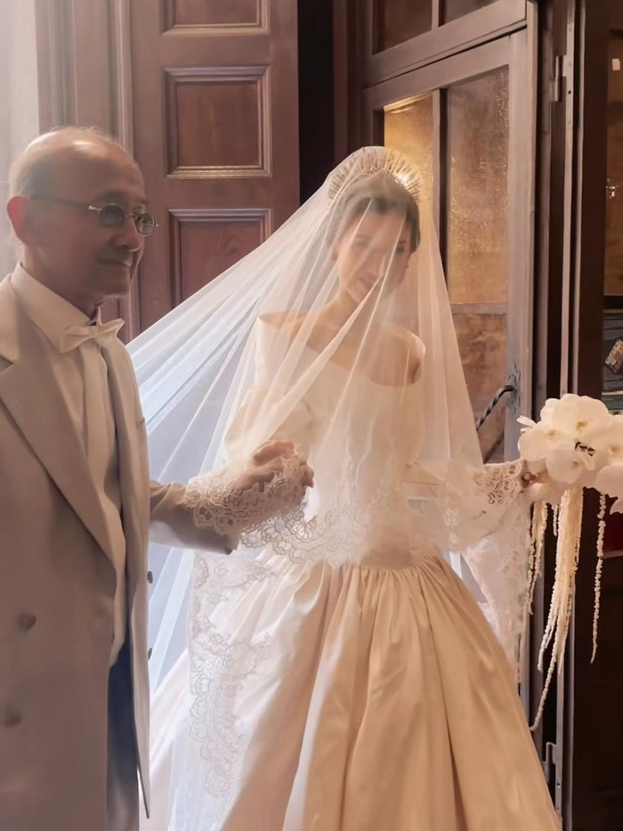 Millane Fernandez menikah dengan Max Kordek di Italia.