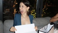 Berbagai acara istimewa juga dirayakan Millane dengan makan malam. Selain makanan yang enak, hadiah dari sahabatnya mebut Millane tersenyum lebar. Foto: Instagram/@millanefernandez