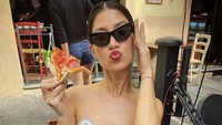 Menetap di Italia akhir-akhir ini membuat Millane lebih dekat dengan hidangan lokal. Makan di restoran pizza otentik menjadi pilihannya untuk menu makan siang. Foto: Instagram/@millanefernandez