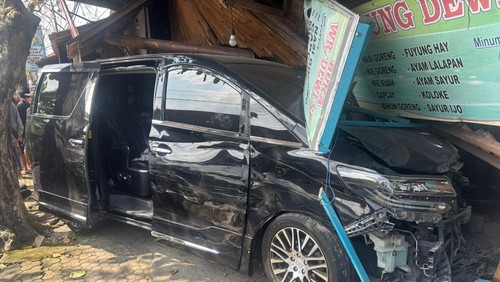 Mobil jenis Toyota Vellfire yang sempat diserempet mobil jenis Brio hingga naik ke trotoar dan ringsek di jalur Denpasar-Singaraja, Kecamatan Mengwi, Badung, Minggu (10/8/2025) sore. (Dok Polres Badung)