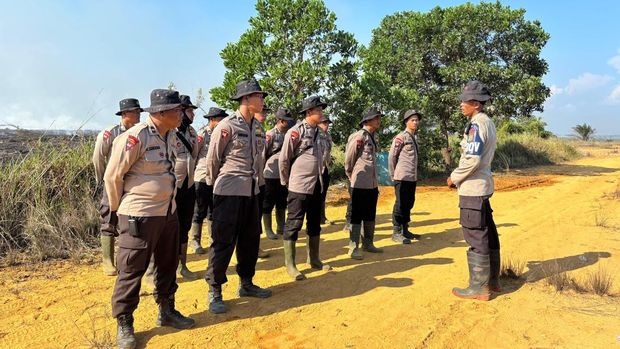 Momen perjuangan Iptu (Anumerta) Donald Junus Halomoan 'Pahlawan Karhutla' memadamkan kebakaran lahan di Rokan Hilir.