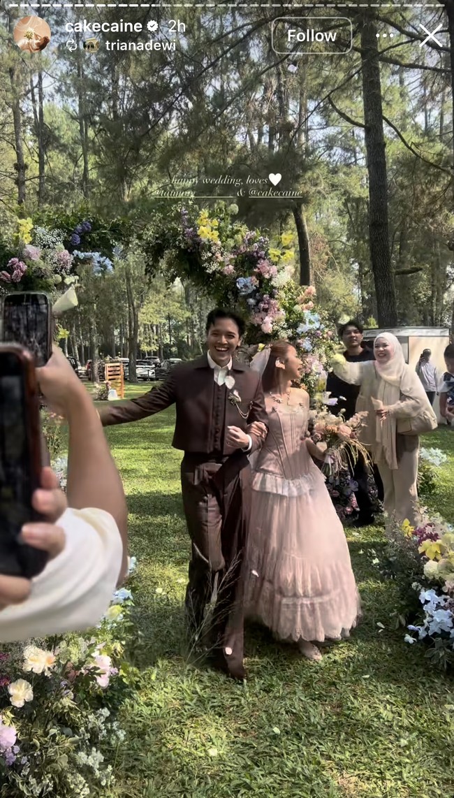 Setelah resmi menjadi pasangan suami-istri, Nadin Amizah dan Faishal Tanjung menggelar acara resepsi pernikahan. Memilih lokasi outdoor, dekorasi di acara tersebut bak di negeri dongeng. Foto: Instagram/@cakecaine