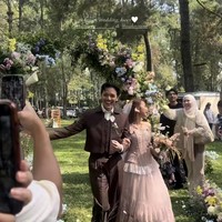 Setelah resmi menjadi pasangan suami-istri, Nadin Amizah dan Faishal Tanjung menggelar acara resepsi pernikahan. Memilih lokasi outdoor, dekorasi di acara tersebut bak di negeri dongeng. Foto: Instagram/@cakecaine