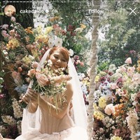 Nadin tampil cantik kenakan gaun pengantin berwarna blush pink dengan desain unik bergaya vintage-romantis. Bagian atas berbentuk korset tanpa lengan, menonjolkan siluet pinggang dan memberi kesan anggun. Foto: Instagram/@cakecaine