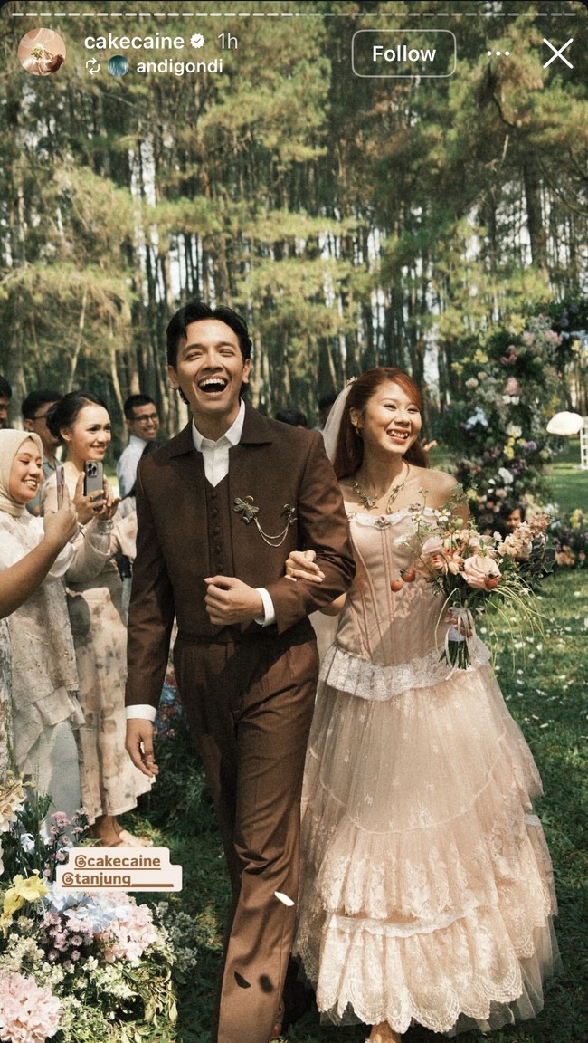 Sementara Faishal mengenakan setelan jas cokelat dengan kemeja putih polos di dalamnya. Jas diberi detail bros berbentuk serangga dan rantai hiasan yang memberi sentuhan unik dan artsy. Foto: Instagram/@cakecaine