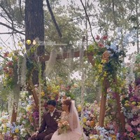 Bak di negeri dongeng, lokasi pernikahan yang berada di tengah hutan pinus itu dipercantik dengan dekorasi bunga-bunga yang berwarna-warni. Ada pula ayunan kayu dengan tali tambang putih tebal, dihiasi rangkaian bunga di bagian atasnya, menjadi salah satu spot foto di resepsi pernikahan Nadin dan Faishal. Foto: Instagram/@cakecaine