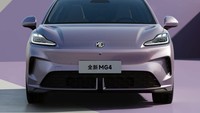 Secara desain, New MG4 EV mempertahankan siluet hatchback yang sporty, namun tak terlalu agresif seperti pendahulunya. Malah cenderung agak membulat. Fascia depan misalnya, terinspirasi dari roadster listrik MG Cyberster, termasuk logo MG yang kini bisa menyala. Foto: Carnewschina