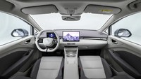 Masuk ke interior, MG4 EV terbaru dibekali sistem infotainment hasil kolaborasi SAIC  dan Oppo. Fitur ini memungkinkan integrasi penuh dengan ponsel pintar, jadi pengguna bisa mengakses dan mengontrol konten ponsel langsung dari layar mobil. Foto: Carnewschina