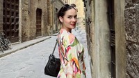 Steffi Zamora mengenakan dress panjang berpose di gang-gang Florence, Italia yang estetik. Foto: dok. Instagram @steffizamora dan @ninojkt