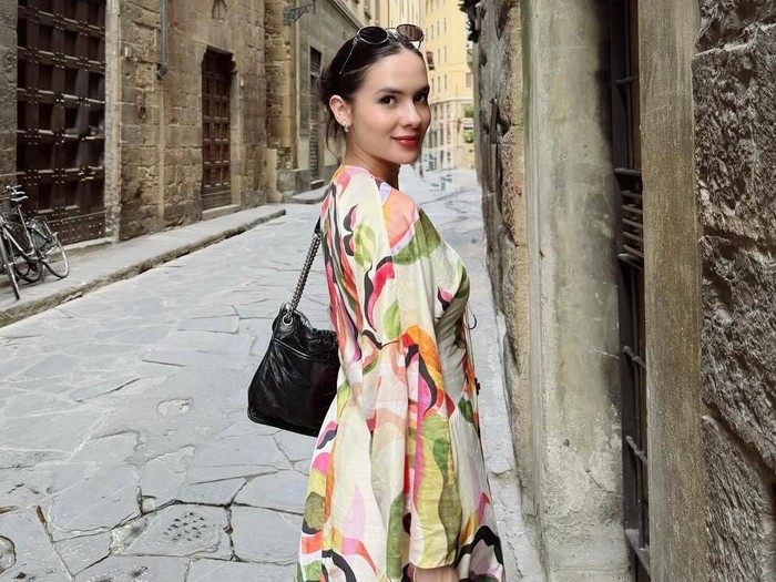 Nino Fernandez dan Steffi Zamora Nino Fernandez memboyong serta Steffi Zamora ke Italia untuk menghadiri pernikahan adiknya, Millane Fernandez.