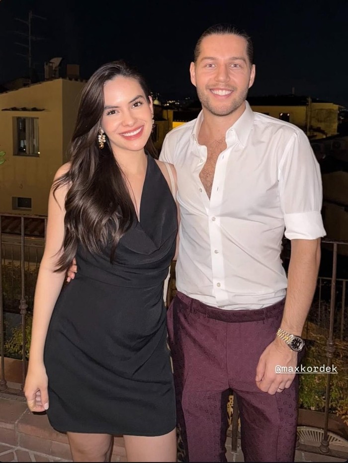 Nino Fernandez dan Steffi Zamora Nino Fernandez memboyong serta Steffi Zamora ke Italia untuk menghadiri pernikahan adiknya, Millane Fernandez.