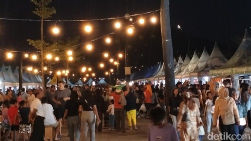 Warga mengunjungi pameran UMKM di Festival Golo Koe, Manggarai Barat, NTT, Minggu (10/8/2025).(Ambrosius Ardin)