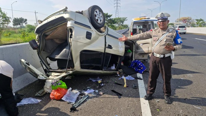 Panther terbalik di Tol arah Surabaya