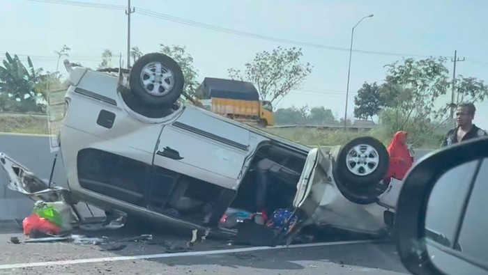 Panther terbalik di Tol Gempol-Surabaya