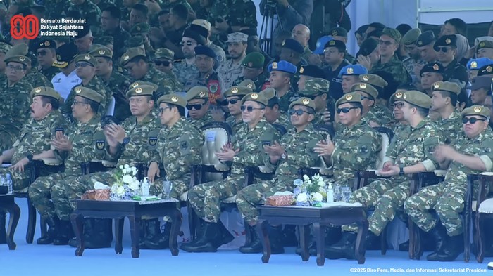 Para menteri kompak berseragam loreng di Batujajar. (Dok. YouTube Setpres)