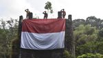 Pecinta Alam Tasikmalaya Kibarkan Merah Putih di Jembatan Bersejarah