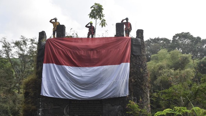 Anggota Forum Komunitas Pecinta Alam Tasikmalaya (FKPAT) membentangkan bendera merah putih saat acara Temu Akrab Pecinta Alam (TAPA) di Jembatan Perjuangan Karang Resik, Kota Tasikmalaya, Jawa Barat, Minggu (10/8/2025). Pembentangan bendera merah putih yang digelar FKPAT, TCC, dan Republik Aer itu, untuk menyemarakkan HUT ke-80 Kemerdekaan RI, sekaligus mengenang jasa pahlawan yang menghadang penjajah pada Agresi Militer Belanda I, 7 Agustus 1947 di jembatan tersebut. ANTARA FOTO/Adeng Bustomi/foc.
