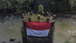 Pecinta Alam Tasikmalaya Kibarkan Merah Putih di Jembatan Bersejarah