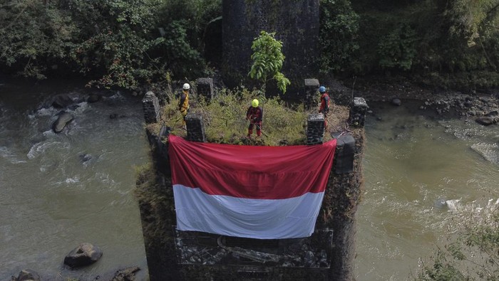 Pecinta Alam Tasikmalaya Kibarkan Merah Putih di Jembatan Bersejarah Anggota Forum Komunitas Pecinta Alam Tasikmalaya (FKPAT) membentangkan bendera merah putih saat acara Temu Akrab Pecinta Alam (TAPA) di Jembatan Perjuangan Karang Resik, Kota Tasikmalaya, Jawa Barat, Minggu (10/8/2025). Pembentangan bendera merah putih yang digelar FKPAT, TCC, dan Republik Aer itu, untuk menyemarakkan HUT ke-80 Kemerdekaan RI, sekaligus mengenang jasa pahlawan yang menghadang penjajah pada Agresi Militer Belanda I, 7 Agustus 1947 di jembatan tersebut. ANTARA FOTO/Adeng Bustomi/foc.