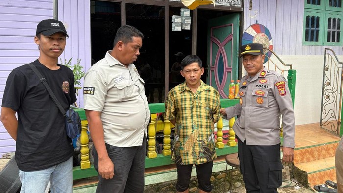 Pelaku pembunuhan istri dan 2 anak di Berau, JL (baju kuning).