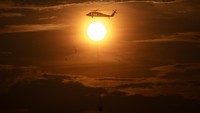 Helikopter Sikorsky milik BNPB dikerahkan untuk membantu pemadaman kebakaran lahan di Ogan Ilir. ANTARA FOTO/NOVA WAHYUDI