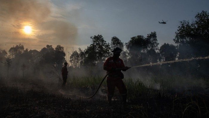 Pemadaman kebakaran lahan di Ogan Ilir Petugas dari Manggala Agni Daops Banyuasin melakukan pemadaman kebakaran lahan di Desa Soak Batok, Indralaya Utara, Ogan Ilir (OI), Sumatera Selatan, Minggu (10/8/2025). Kebakaran lahan yang menghanguskan lahan seluas lima hektare tersebut berhasil dipadamankan oleh petugas gabungan Manggala Agni Daops Banyuasin, BPBD, TNI, Polri dan dua helikopter sikorsky milik BNPB. ANTARA FOTO/Nova Wahyudi/YU