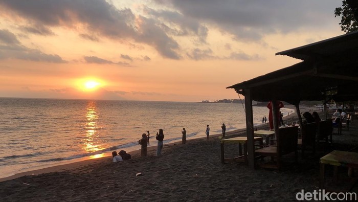 Pemandangan matahari terbenam dengan view Gunung Agung, di Pantai Duduk, Lombok Barat, Minggu (10/8/2025). (M. Zahiruddin/detikBali)