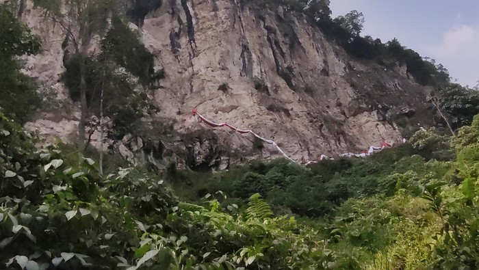 Pembentangan bendera merah putih raksasa di Tebing Lidah Jeger, Bogor.