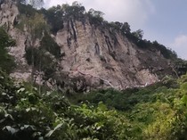 Mengikat Asa di Tebing Lidah Jeger: Cerita Pembentangan Bendera Raksasa
