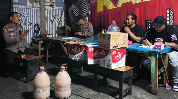 Penggerebekan warung miras di Lamongan