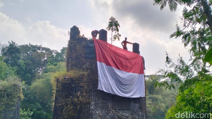 Pengibaran bendera merah putih di puing jembatan Karangresik Tasikmalaya.
