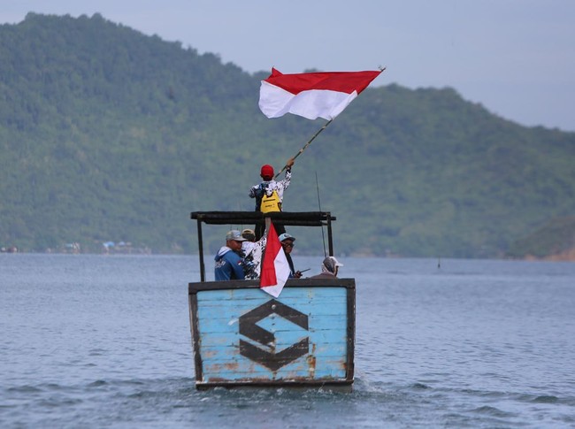 Komunitas Mancing Aceh membawa bendera saat menuju Pulau Tuan, di desa Lamteungoh, kecamatan Peukan Bada, kabupaten Aceh Besar, Aceh, Minggu (10/8/2025). Pengibaran bendera di Pulau Tuan yang memiliki keindahan terumbu karang dan berbagai jenis ikan hias tersebut dalam rangka menyambut HUT ke-80 Kemerdekaan Republik Indonesia. ANTARA FOTO/Ampelsa/YU