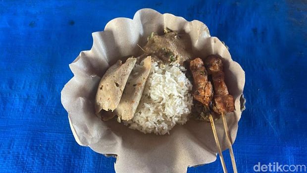 Pepes dan sate ikan Warung Pak Mangku di Karangasem, Bali.
