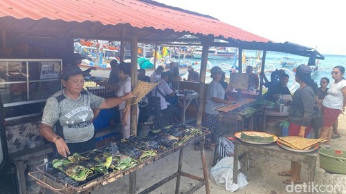 Pepes dan sate ikan Warung Pak Mangku di Karangasem, Bali.