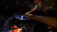Pekerja memasak air nira saat memproduksi gula aren di Desa Cipicung, Kecamatan Jatigede, Kabupaten Sumedang, Jawa Barat, Minggu (10/8/2025).  ANTARA FOTO/RAISAN AL FARISI