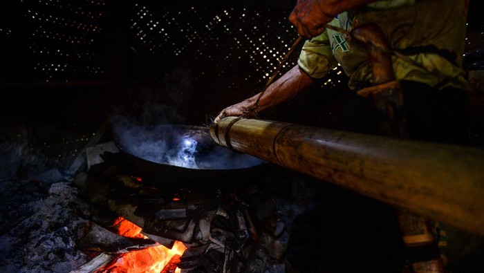 Pekerja membungkus gula aren yang telah selesai diproduksi di Desa Cipicung, Kecamatan Jatigede, Kabupaten Sumedang, Jawa Barat, Minggu (10/8/2025). Pekerja menyatakan sejak awal tahun 2025 permintaan gula aren di sentra gula aren Desa Cipicung mengalami peningkatan produksi sebanyak 150 bungkus per bulan dibandingkan tahun lalu yang hanya mampu memproduksi 100 bungkus per bulan seiring dengan meningkatnya permintaan gula aren dari berbagai kedai kopi di Kabupaten Sumedang dan Bandung Raya. ANTARA FOTO/Raisan Al Farisi/foc.
