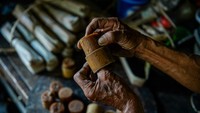 Pekerja menyatakan sejak awal tahun 2025 permintaan gula aren di sentra gula aren Desa Cipicung mengalami peningkatan produksi sebanyak 150 bungkus per bulan. ANTARA FOTO/RAISAN AL FARISI