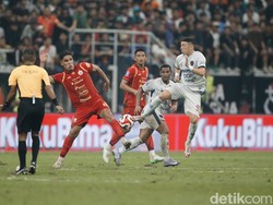 Tapi beberapa kali peluang Persija selalu gagal membuahkan gol, karena buruknya penyelesaian akhir. Pertahanan Persita boleh dibilang bermain solid.
