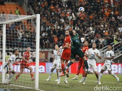 Keunggulan Persija bertambah tiga menit kemudian lewat sepakan Maxwell dari jarak 30 meter. Maxwell, usai menerima bola Arlyansyah Abdulmanan, langsung menembak kencang ke pojok kiri gawang dan Eduardo cuma terpaku melihat gawangnya bobol.