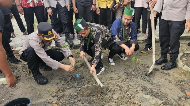 Polisi dan mahasiswa HMI melakukan aksi nyata mendukung Green Policing tanam pohon di Kota Dumai, Minggu (10/8/2025).