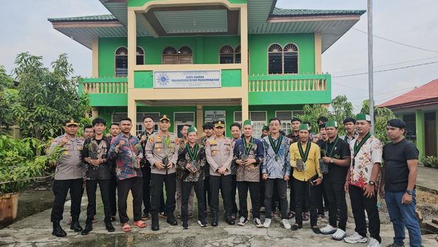 Polisi dan mahasiswa HMI melakukan aksi nyata mendukung Green Policing tanam pohon di Kota Dumai, Minggu (10/8/2025).