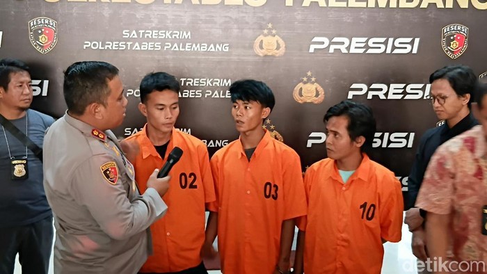 Polisi mengamankan tiga pengamen yang mencuri e-toll mobil pendatang di Palembang