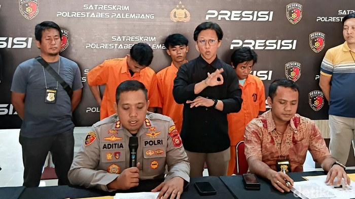 Polisi ringkus tiga pelaku curas e-toll berkedok pengamen di Palembang, Sumsel.