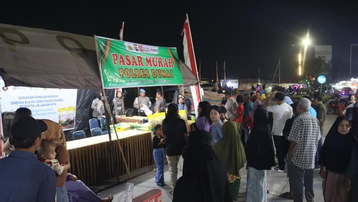 Polres Dumai sukses menggelar operasi pasar, 2 ton beras habis terjual, Sabtu (9/8/2025) malam.