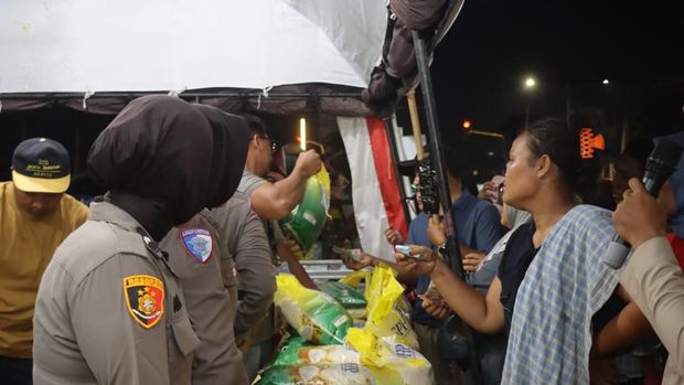 Polres Dumai sukses menggelar operasi pasar, 2 ton beras habis terjual, Sabtu (9/8/2025) malam.