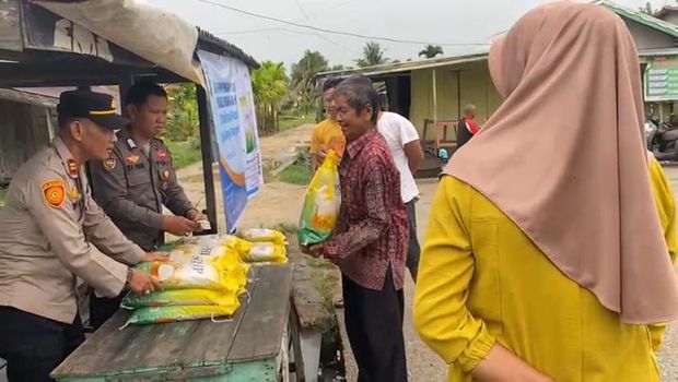 Polres Inhil menggelar pasar murah dengan menjual 1 ton beras SPHP, Minggu (10/8/2025).